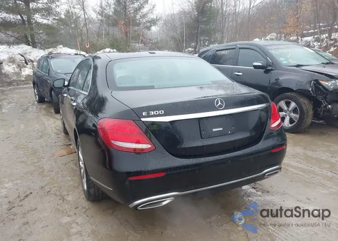 2017 Mercedes-Benz E 300 z USA, uszkodzony, nr VIN WDDZF4JB1HA255118